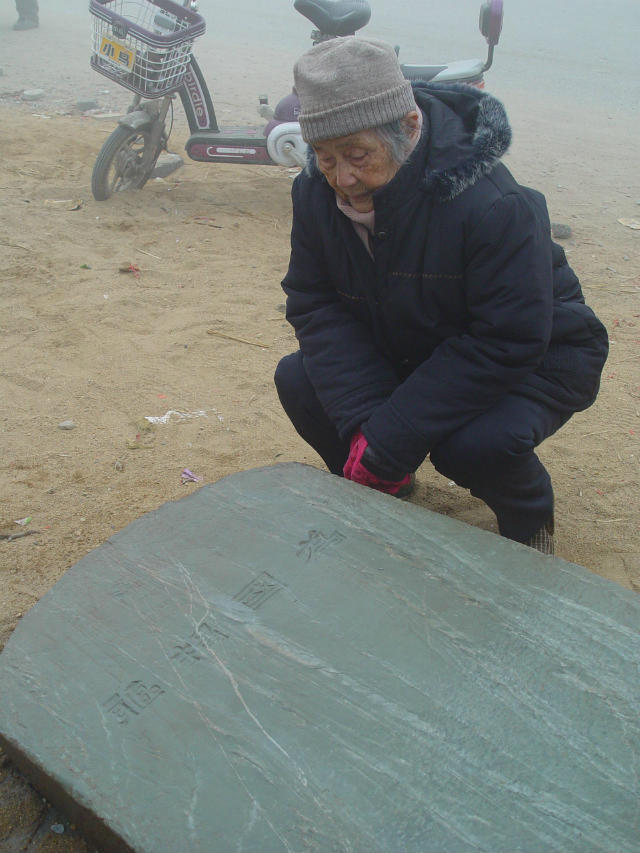 老人与碑.jpg